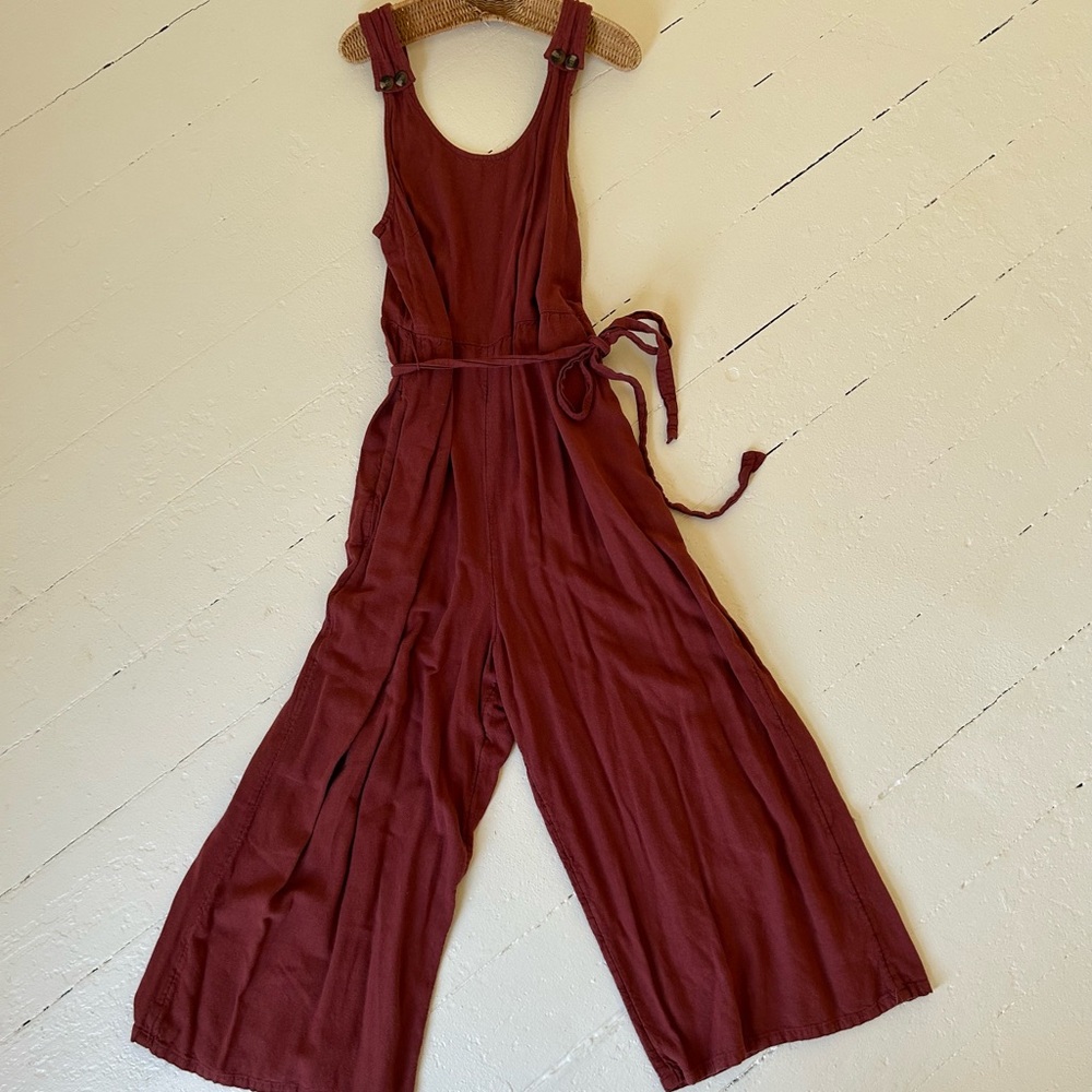 American Eagle Outfitters Flowy Wide-Leg Burgundy Jumpsuit with Fitted Bodice